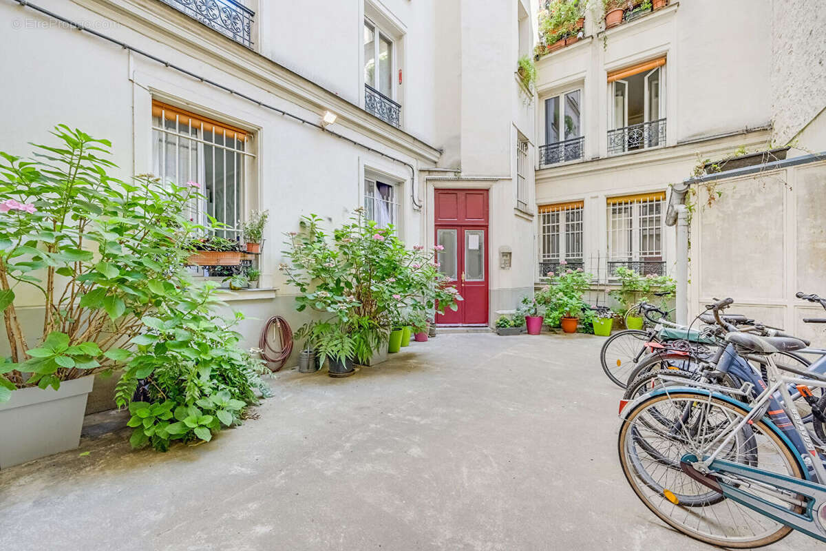 Paris 18ème - Rue Ordener - T2 de 38 m² à fort potentiel - photo 13