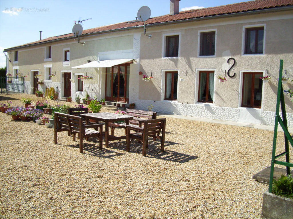 1. facade de la maison - Maison à FONTAINE-CHALENDRAY