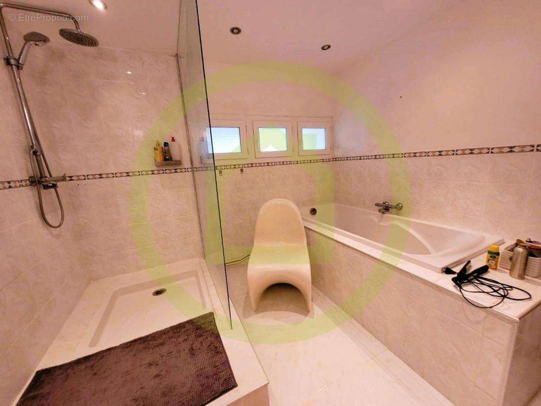 Maison à SAINT-BONNET-SUR-GIRONDE