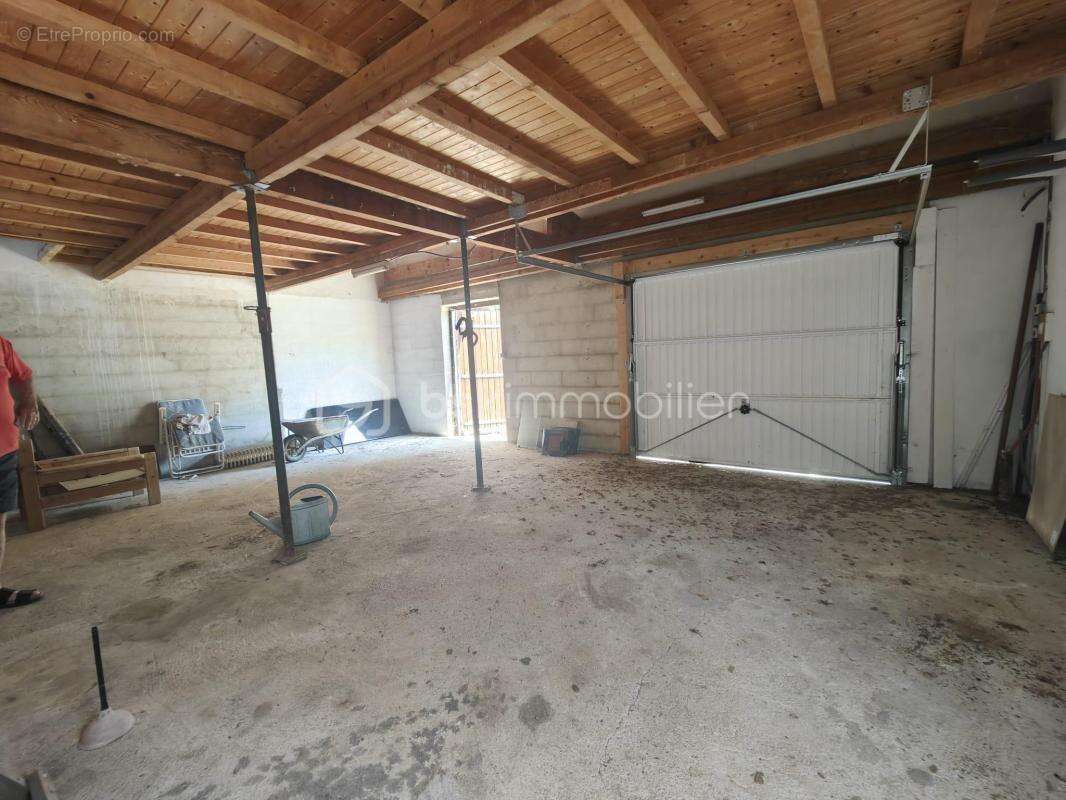 Propriété de caractère composée de deux logements, vastes dépendances et potentiel foncier - photo 15