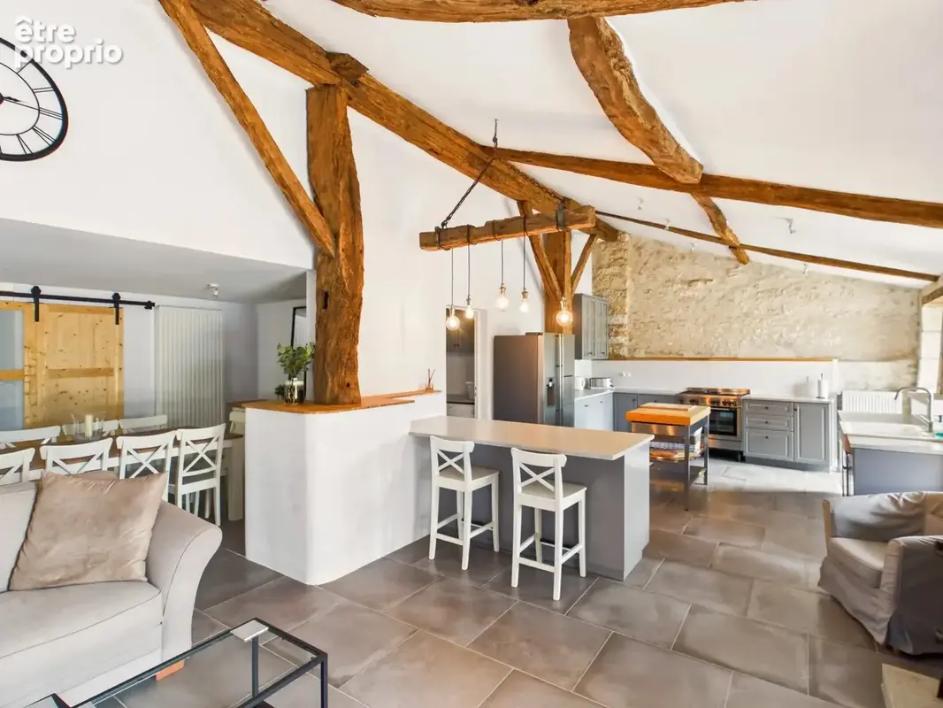 Propriété récemment rénovée de 6 chambres offrant beaucoup de flexibilité et une belle vue - photo 4