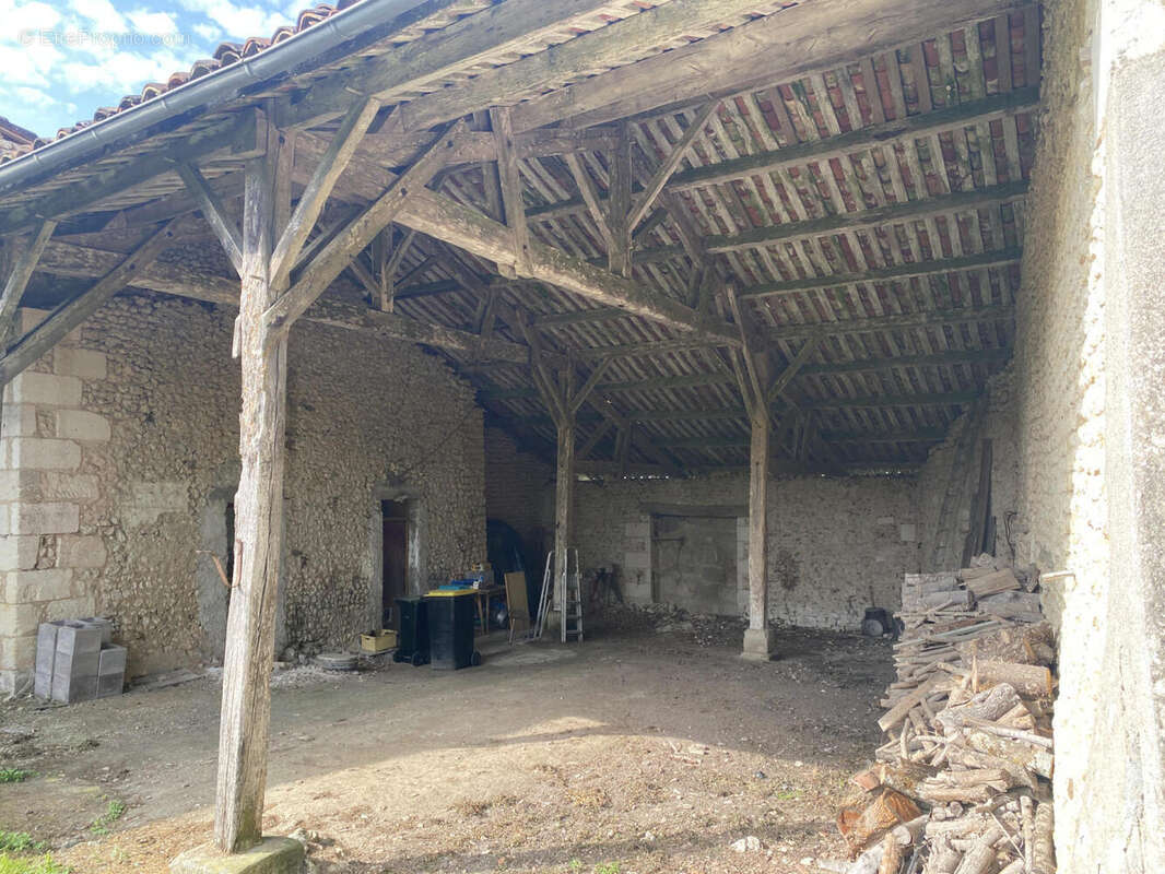 hangar - Maison à SAINT-QUENTIN-DE-CHALAIS