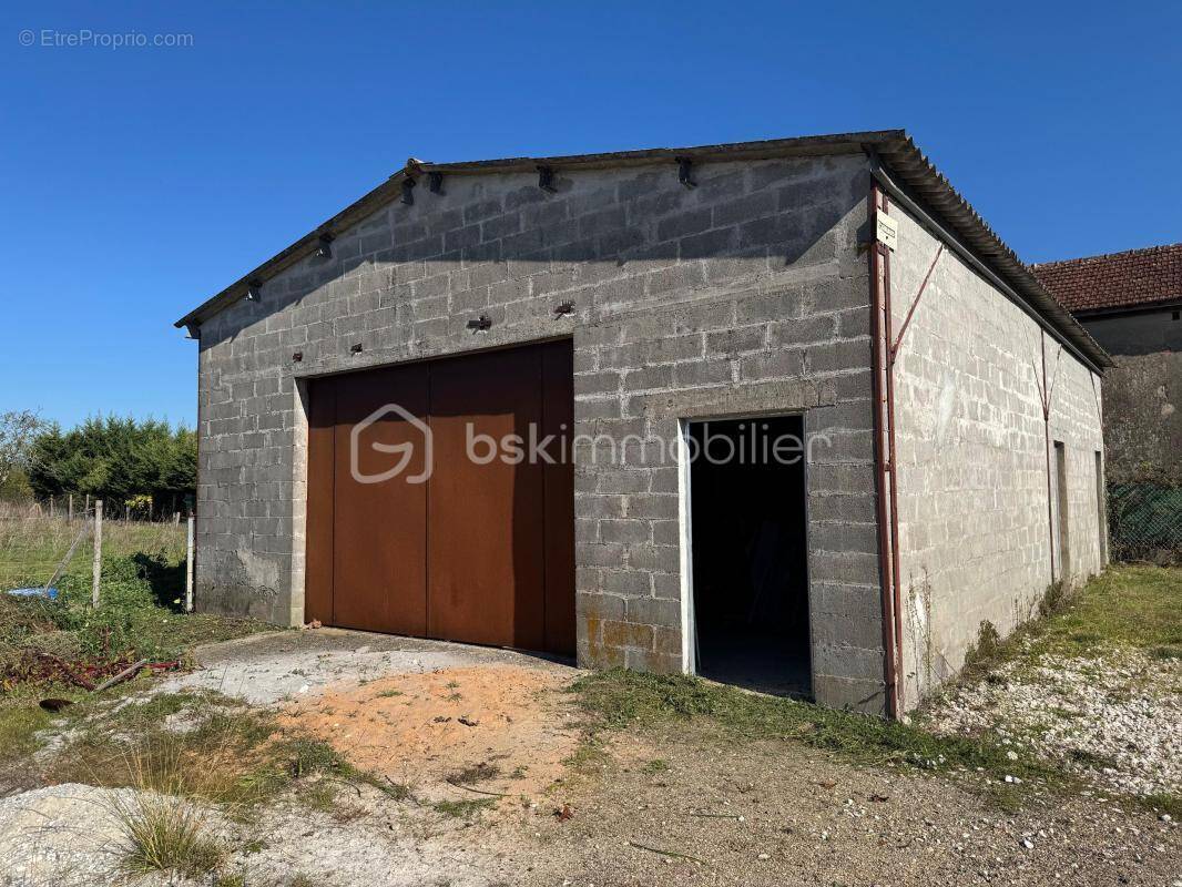 Commerce à LES ARTIGUES-DE-LUSSAC