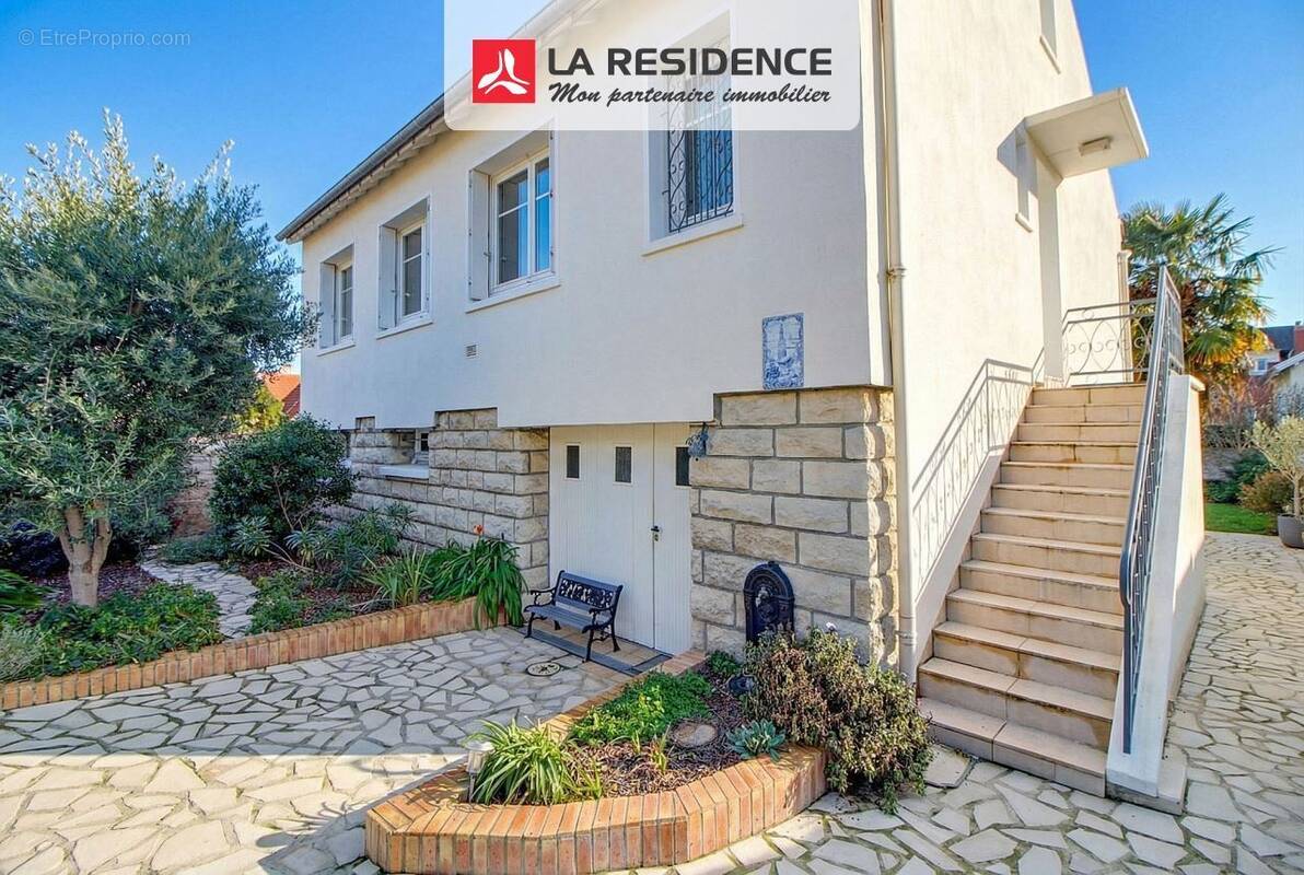 Maison à CHANTELOUP-LES-VIGNES