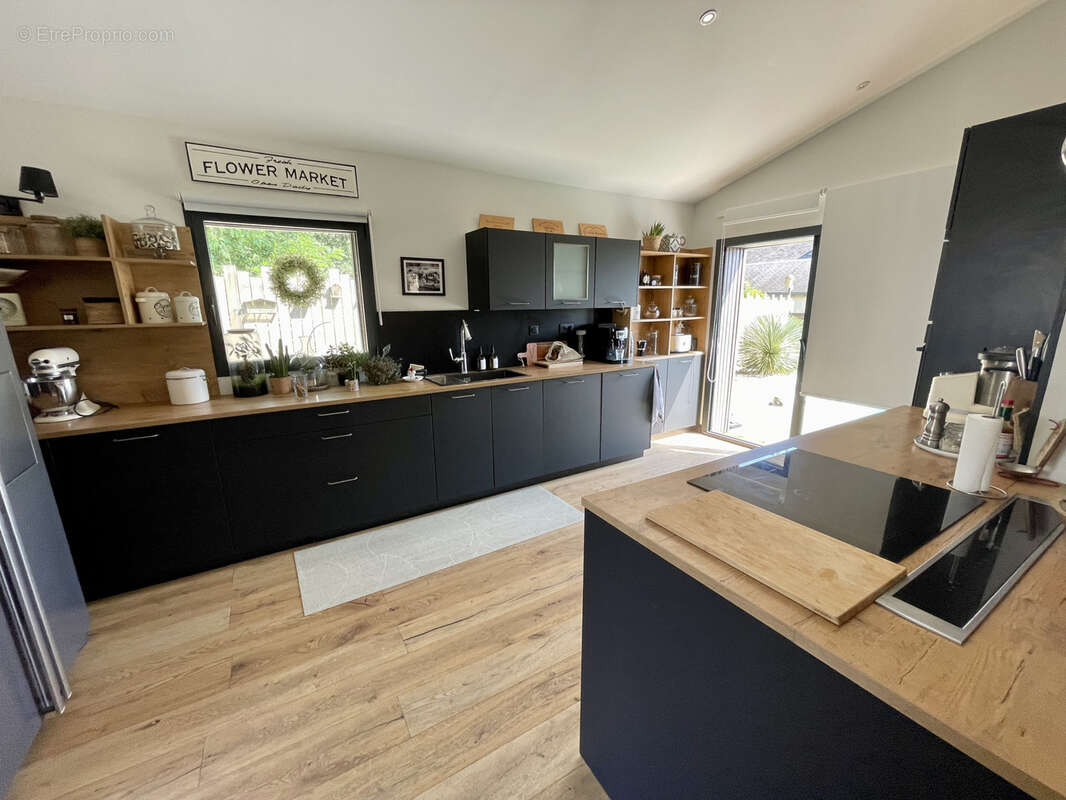 Maison 160 m² à Saint-Ave  - photo 5