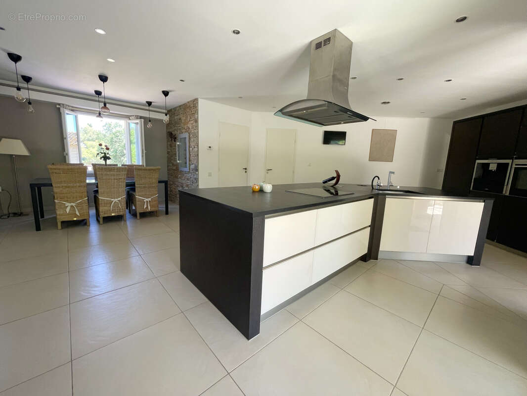 Villa contemporaine de plain pied de 130 m2 avec 3 chambres piscine garage 1000m2 de terrain - photo 7