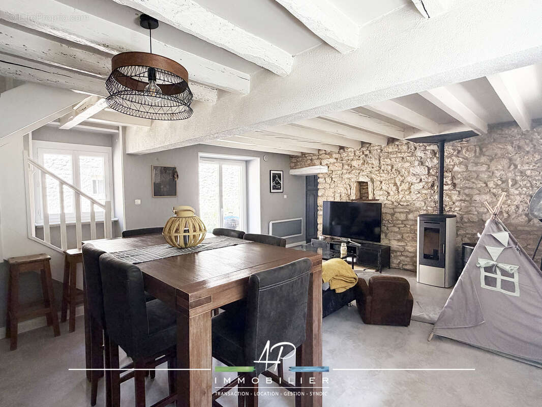 Maison ancienne rénovée avec soin - Charme et confort au rendez-vous - photo 2