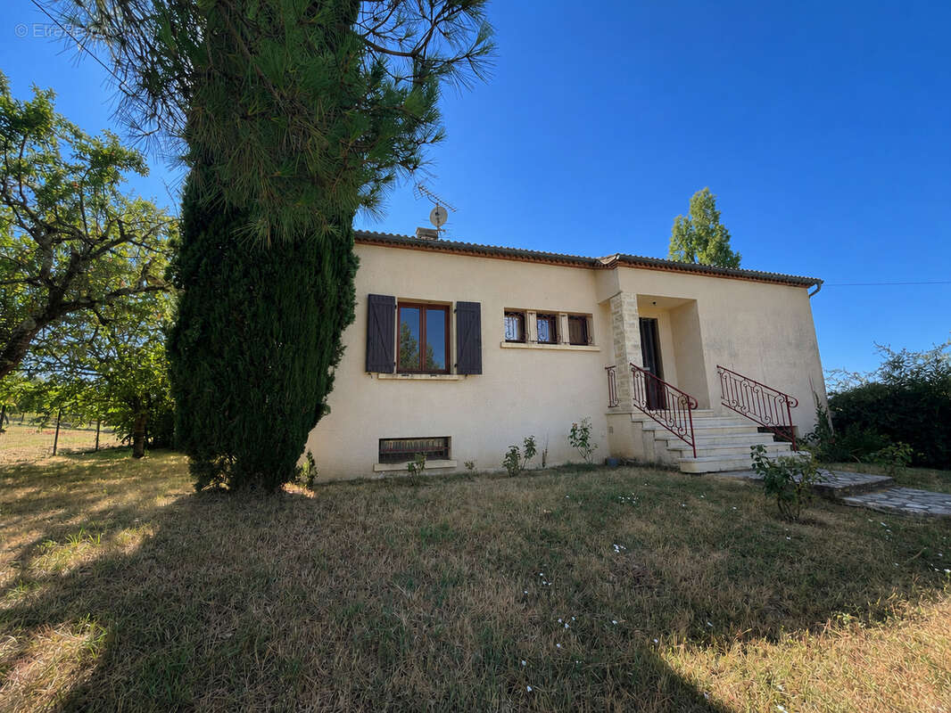 Maison de 140 m2 avec terrasse, balcon et jardin 1300 M2 - photo 2