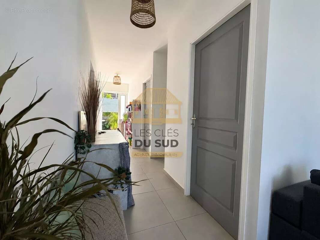 A vendre- maison de type t5 de 106 m² environ - saint philippe - 247 000 € - photo 5