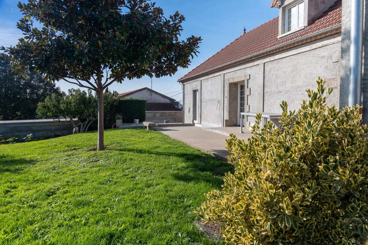 Maison à ESPINASSE-VOZELLE