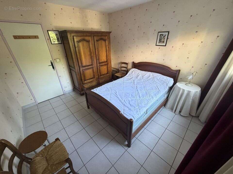 plan de cuques - t4 - village - garage - commodités - marché