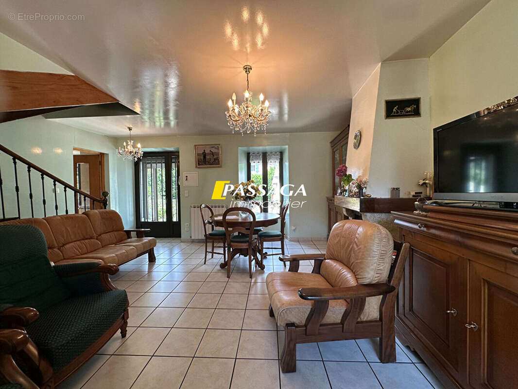 A VENDRE - Maison d'habitation avec cour, jardin et studio - BERTHOLENE - photo 11