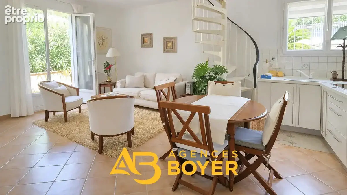 BANDOL - Comme une Maison à Deux Pas du Port : T3 Duplex avec Jardin Privatif et Stationnement - photo 2