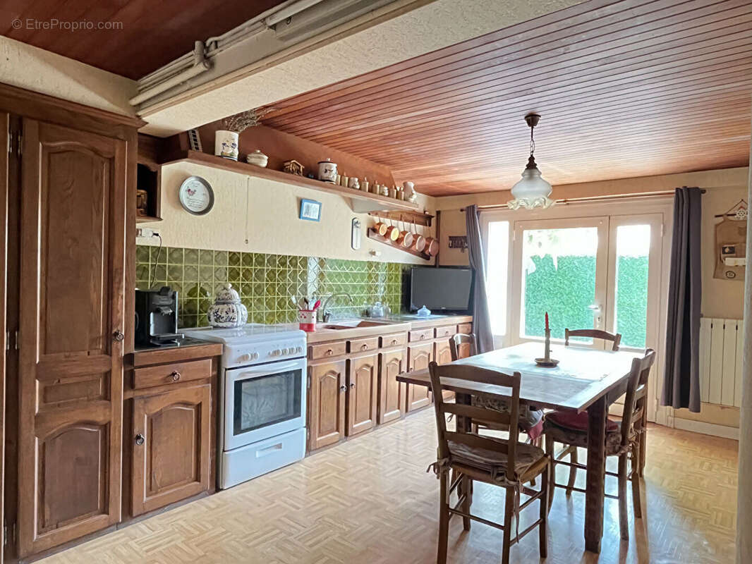 Maison à MONTMOREAU-SAINT-CYBARD