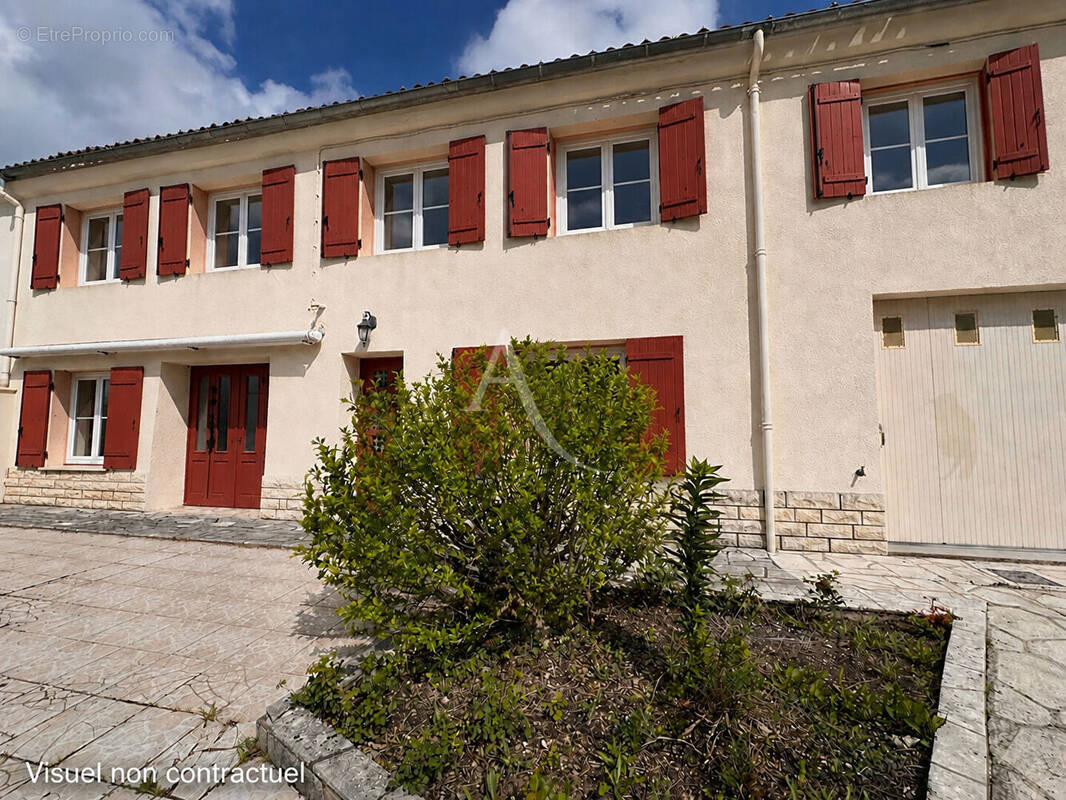 Maison à NIEUL-LES-SAINTES