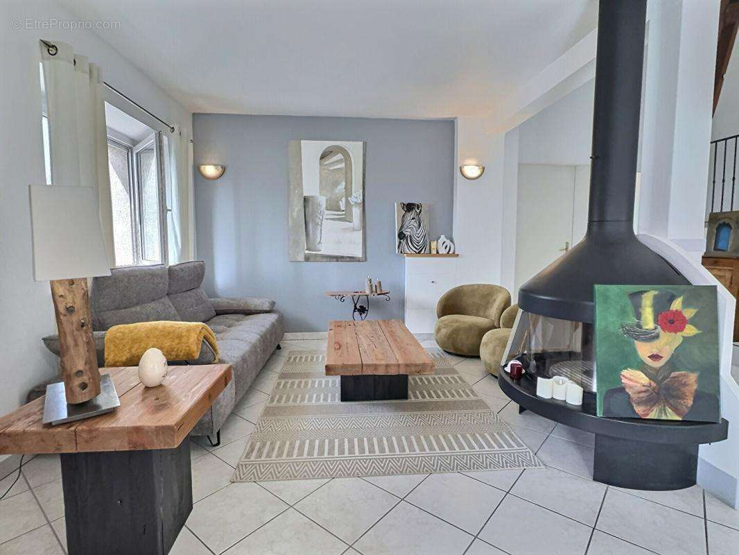 Proche Chambéry ! Propriété de charme, avec piscine et gîte, composée de deux maisons indépendantes sur 2800m2 de terrain - photo 7
