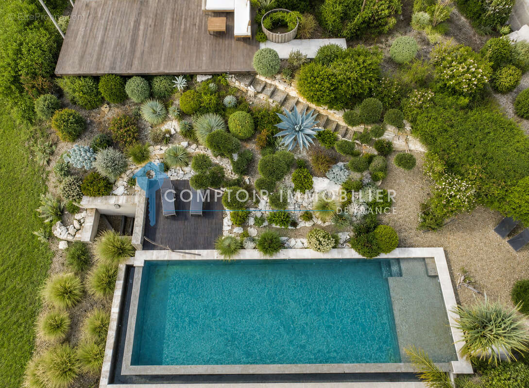 Pays d'Avignon Rare villa contemporaine de 185m2 environ sur 3500 m2 de terrain clos avec piscine , double gar - photo 4