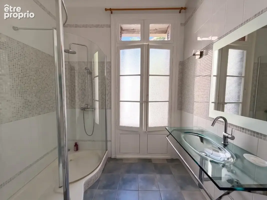 Cur de ville  Duplex de caractère avec terrasse et garage. - photo 8