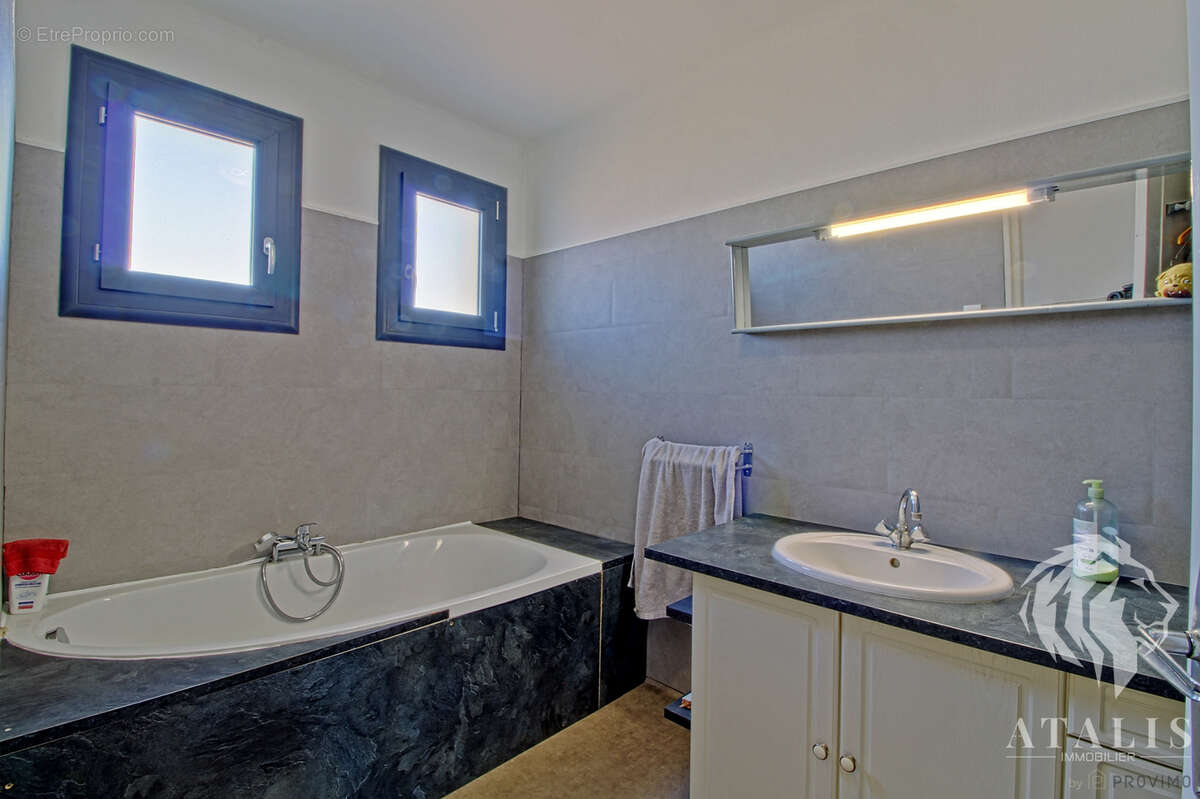 Maison à SAINT-HILAIRE-DU-ROSIER