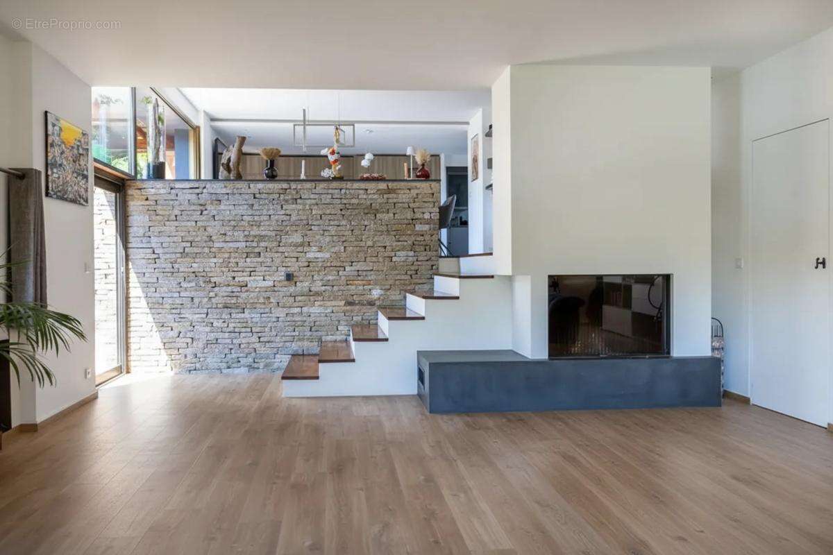 Maison de 8 pièces de 235 m² à Sanary-sur-Mer - photo 3