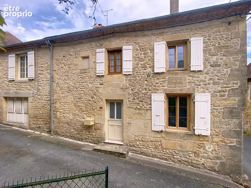 Périgord vert : Grande bâtisse rénovée de 155 m2 et 80 m2 de dépendances. - photo 14