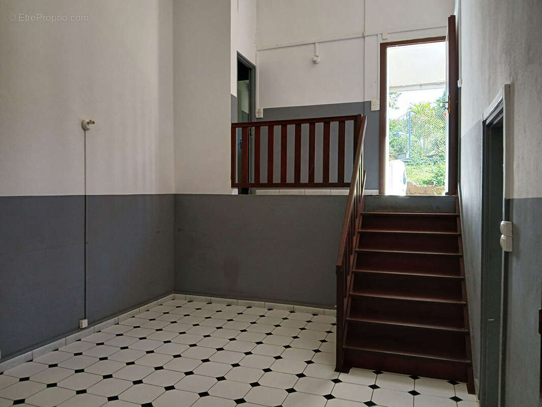 MAISON F4 sur 912 m² de terrain STE CLOTILDE - photo 3