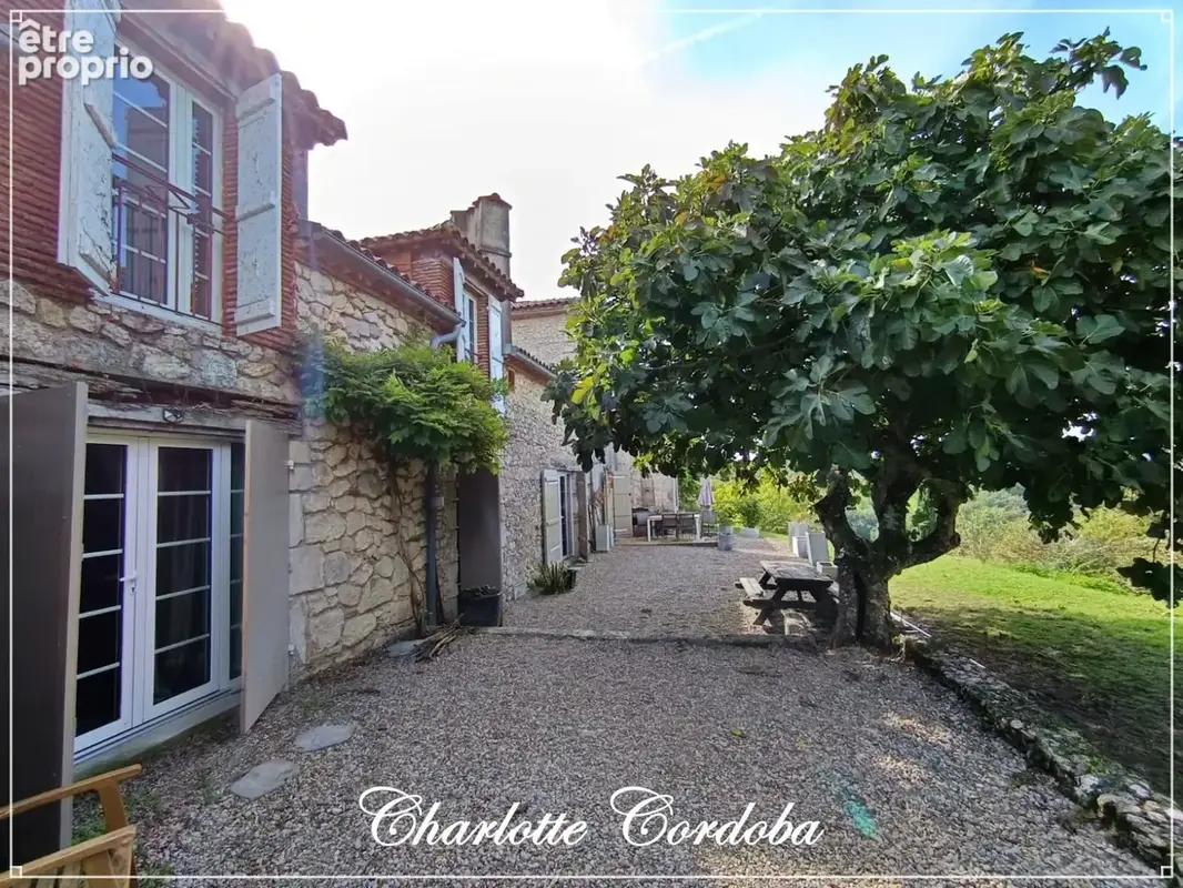 Maison en pierre de 313 m² avec vue panoramique et près de 2 hectares de terrain - photo 3