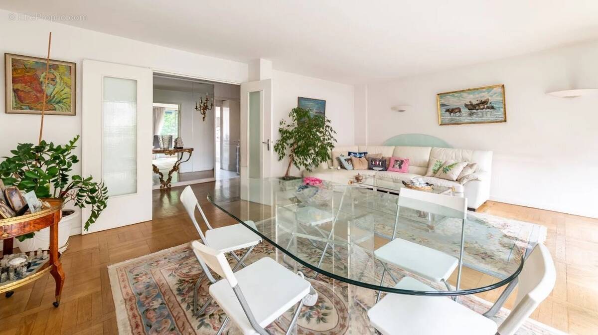 Appartement à PARIS-16E