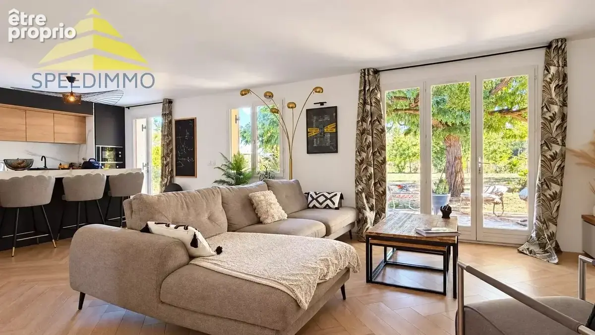Mandres-les-Roses – Maison familiale avec piscine sur un terrain de 1 309 m² - photo 4