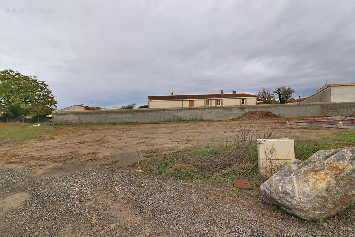 Terrain à SAINTE-SOULLE