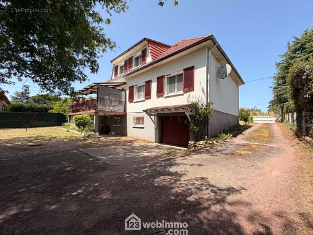 Composée de 3 niveaux. - Maison à CHATELLERAULT