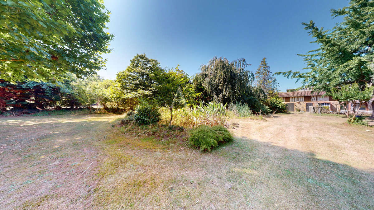 Maison de caractère à rénover. Centre-bourg 330,31 m² habitables sur 17 958 m² de terrain - photo 16