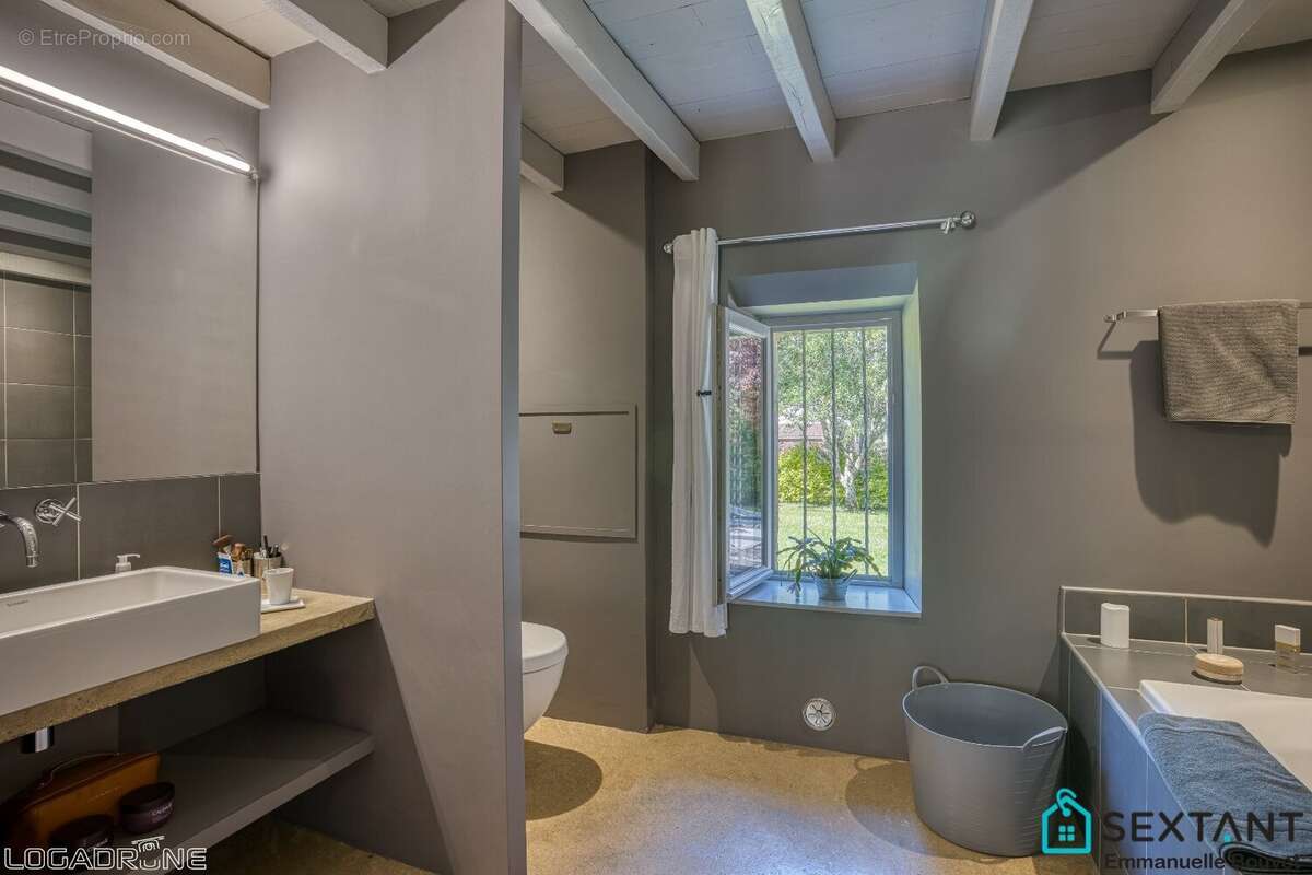 A 15 min de Bergerac, superbe propriété en pierre rénovée sur plus de 3 HA, 4 habitations, grange, superbe espace piscine - photo 12