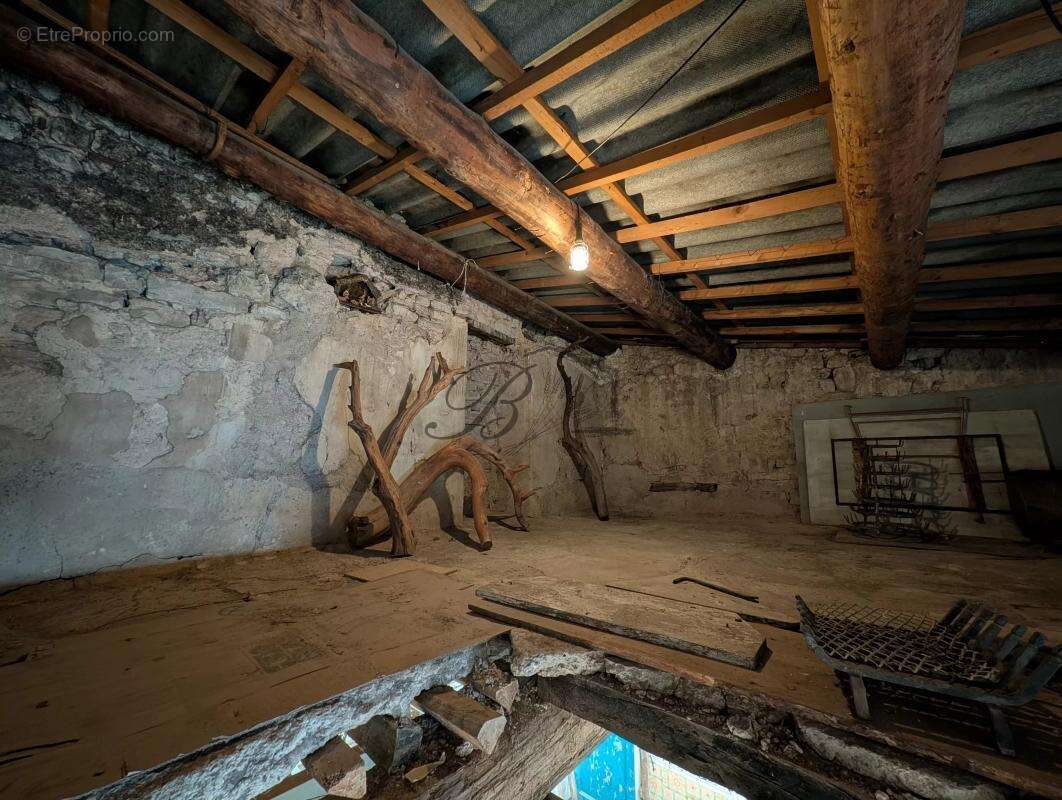Maison à LA BASTIDE-DES-JOURDANS