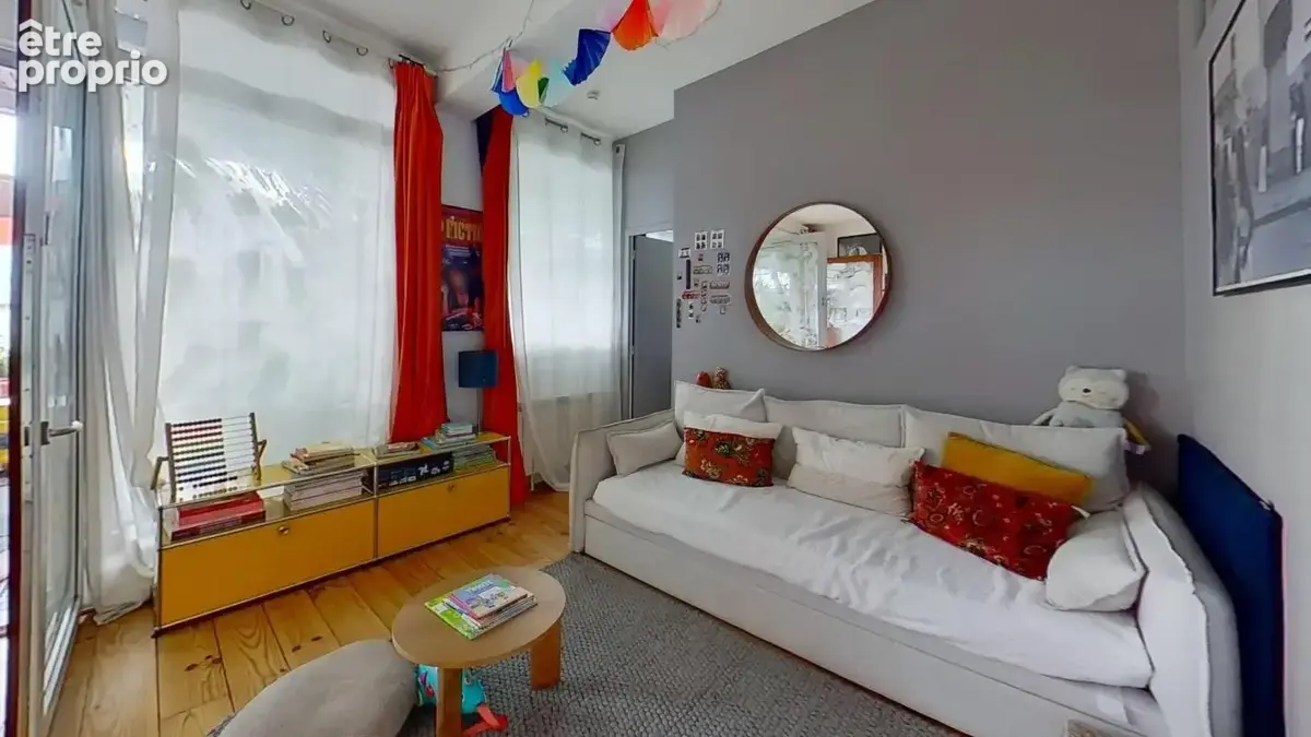 Duplex avec terrasse – À 4 min du métro Robespierre - photo 5