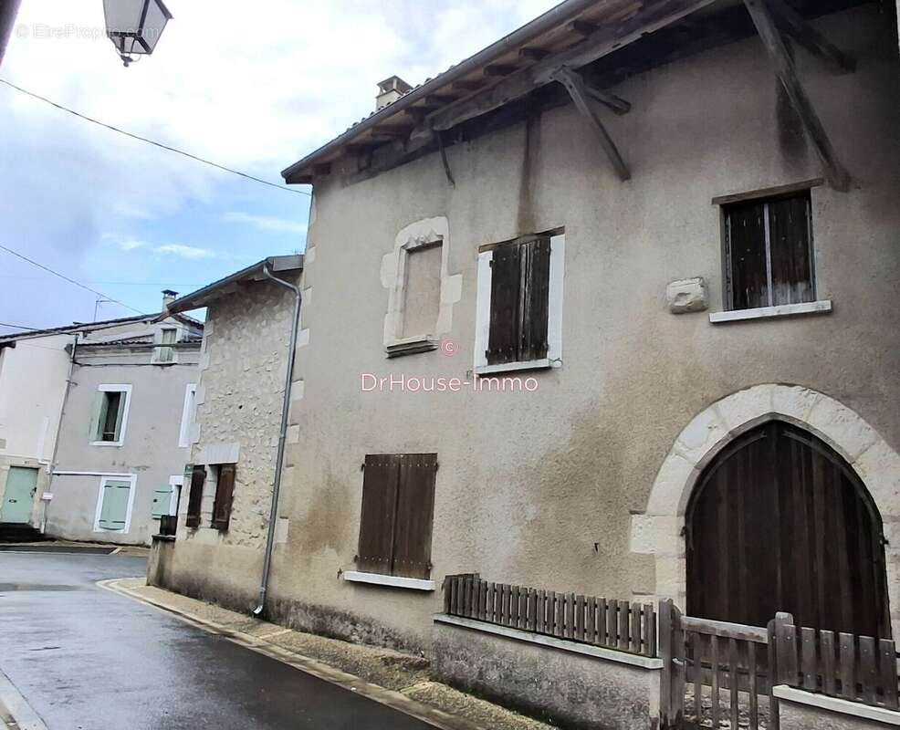 Maison à SAINT-PARDOUX-LA-RIVIERE