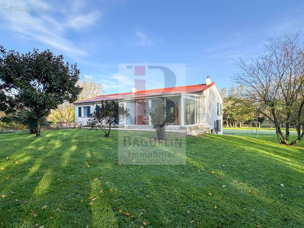 Maison à SAINT-LAURENT-DE-LA-PREE