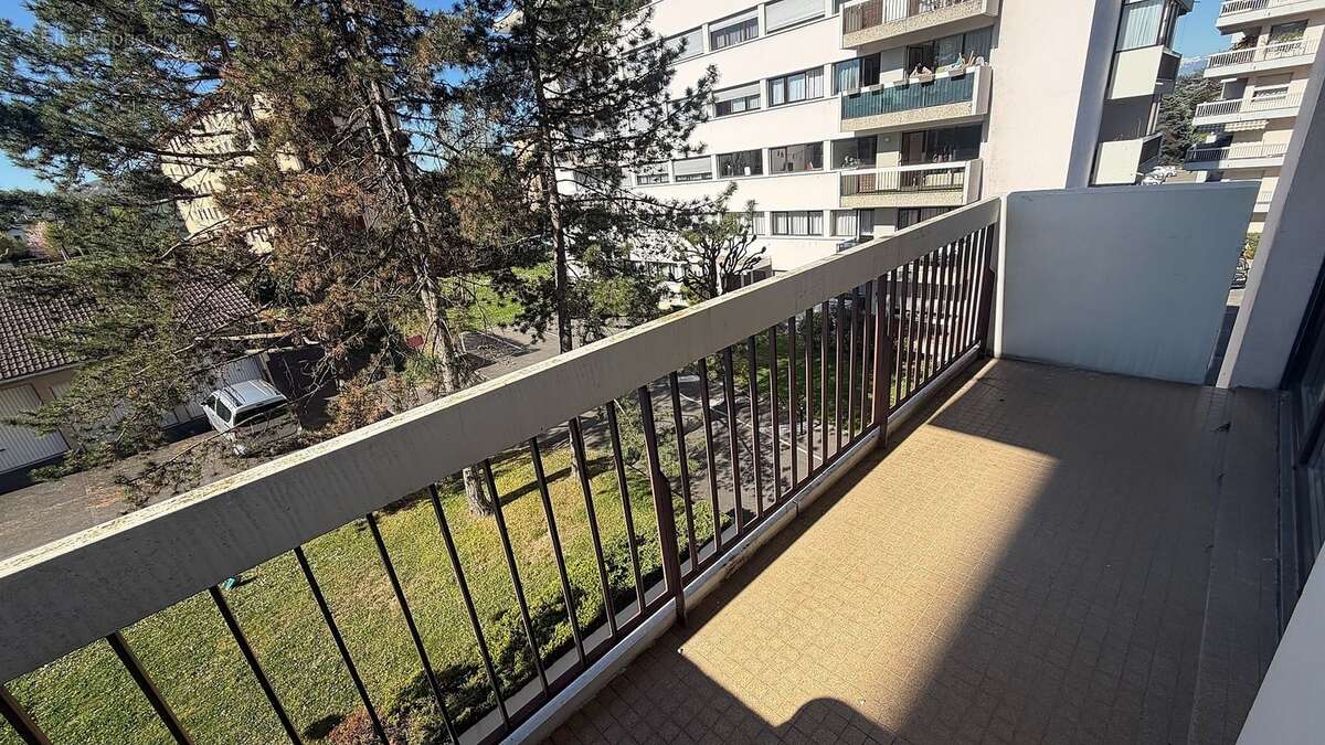 Balcon attenant au séjour - Appartement à ANNEMASSE