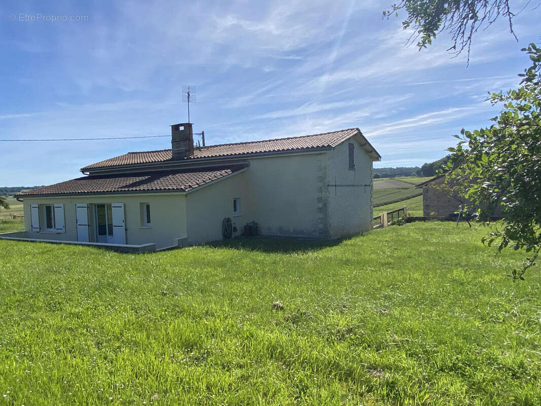 Jolie maison de campagne à vendre à Bors-de-Montmoreau - photo 2