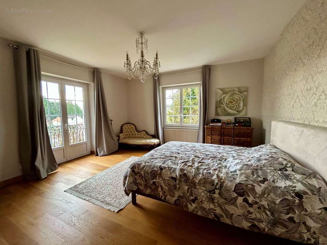 Maison 197 m² à Saint-Priest-Taurion  - photo 8