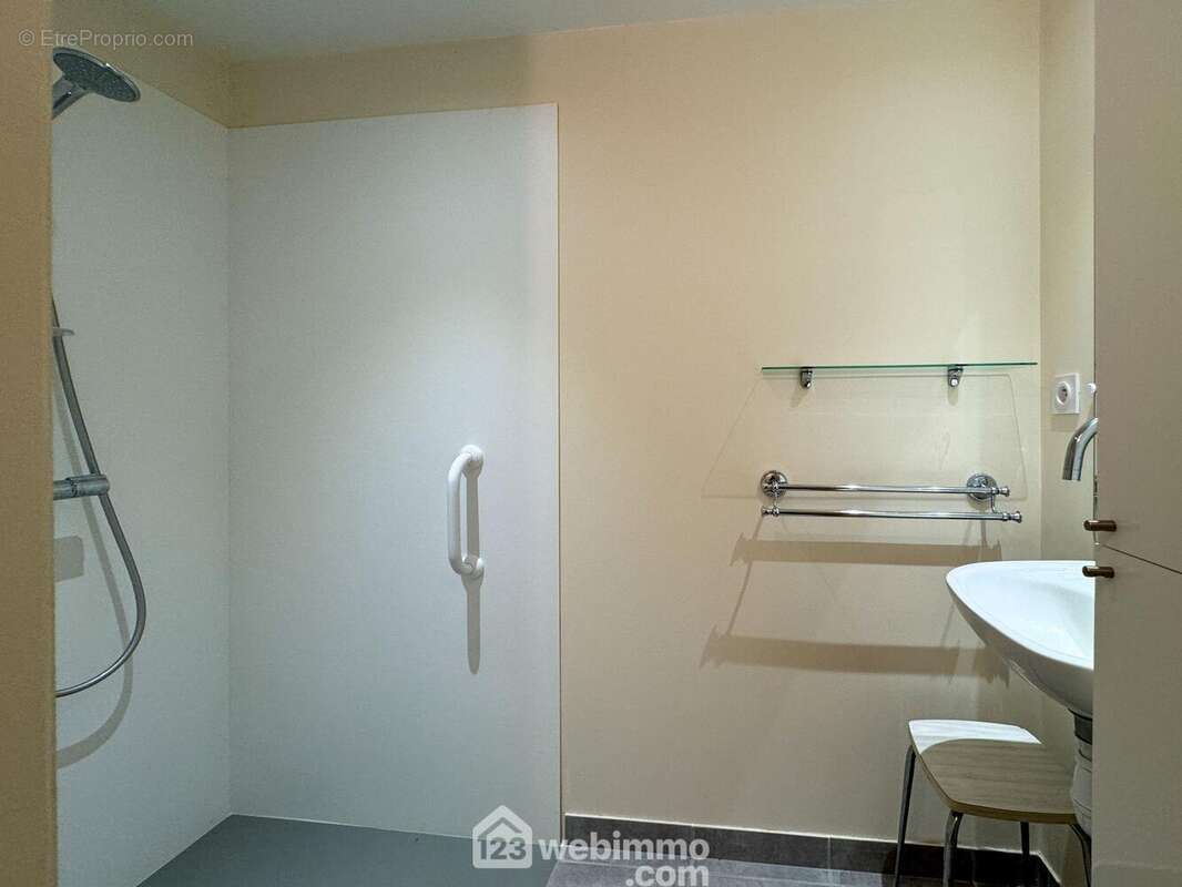 une salle d&#039;eau récente avec wc - Maison à MENOMBLET