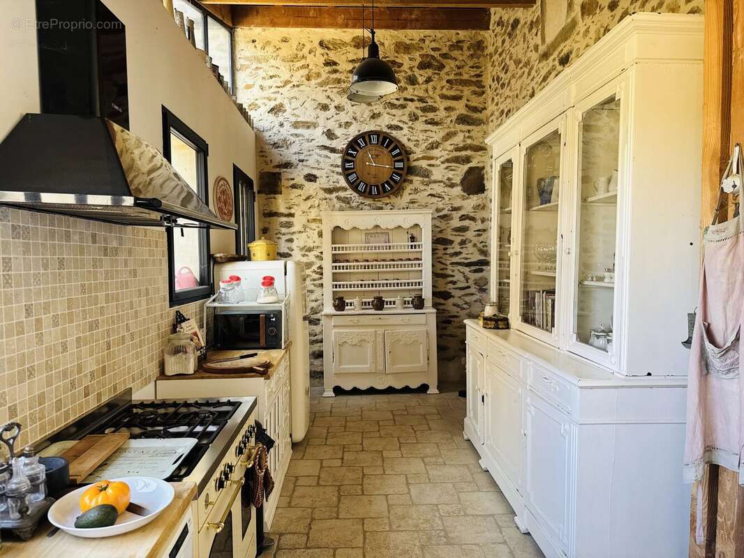Charmant ensemble de bâtiments en pierre avec vue et terrain au bord de la rivière (non attenant) - photo 4
