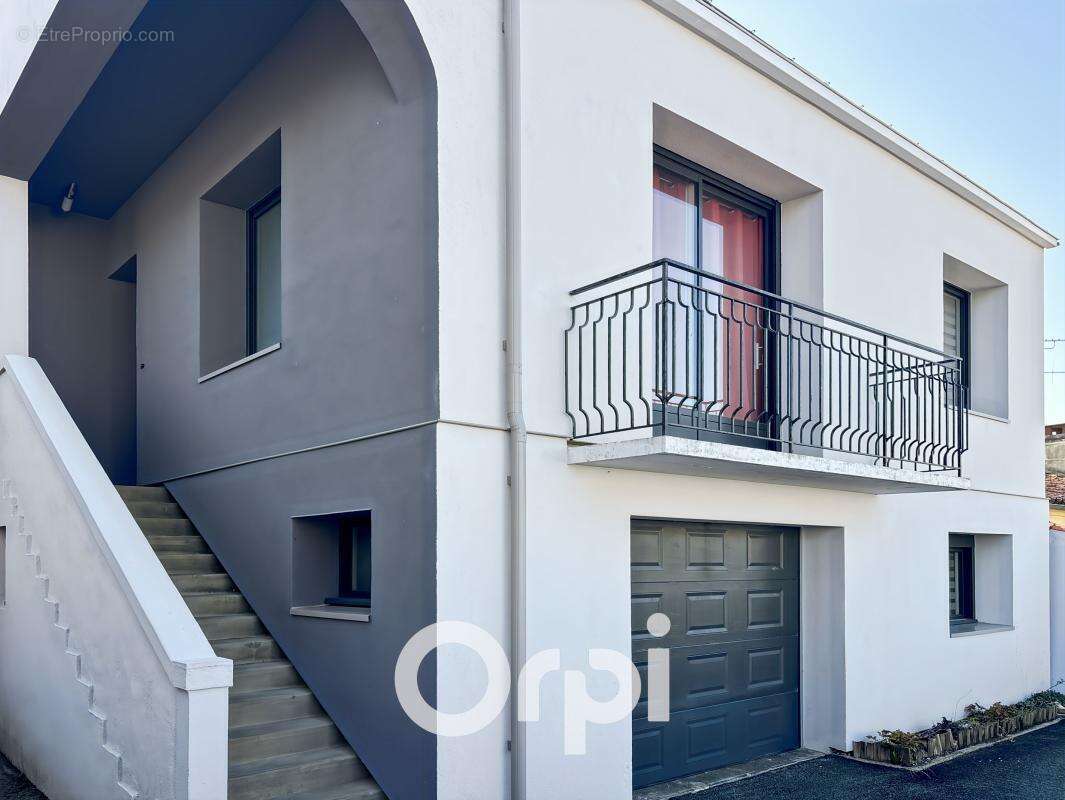 Maison à LA CHAIZE-LE-VICOMTE