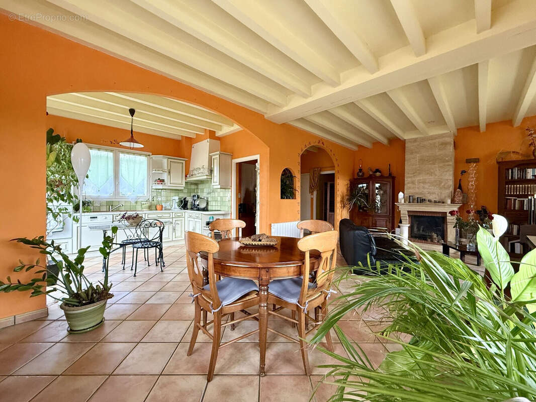Maison à MARINGUES