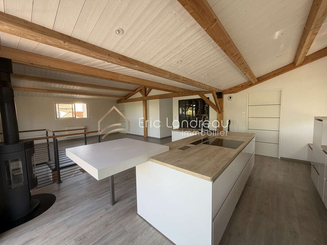 Vue exceptionnelle sur le plan d'eau et l'église   Propriété de 4 chambres au cœur de Talmont-Saint-Hilaire - photo 9