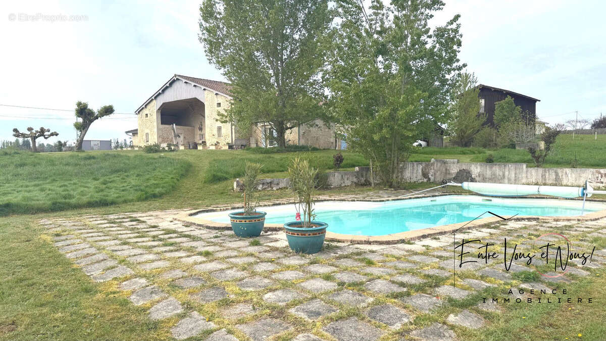 EXTÉRIEUR AVEC PISCINE - Maison à BAZAS