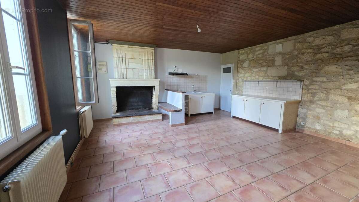 Maison pierre de 14m² avec un chai de 70m² sur 780m² de terrain - photo 3