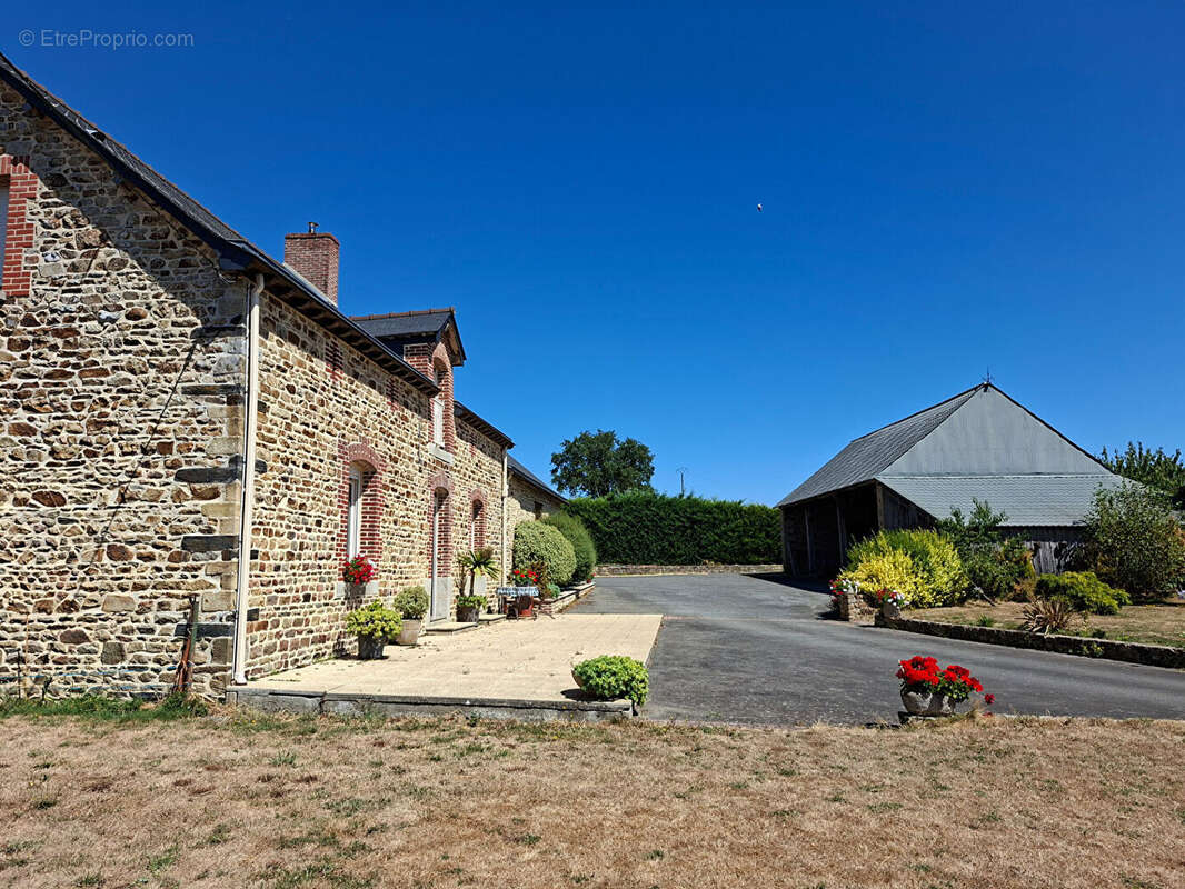 Maison Bais 6 pièce(s) 196 m2 - 4884m² de terrain - 5 chambres - photo 2