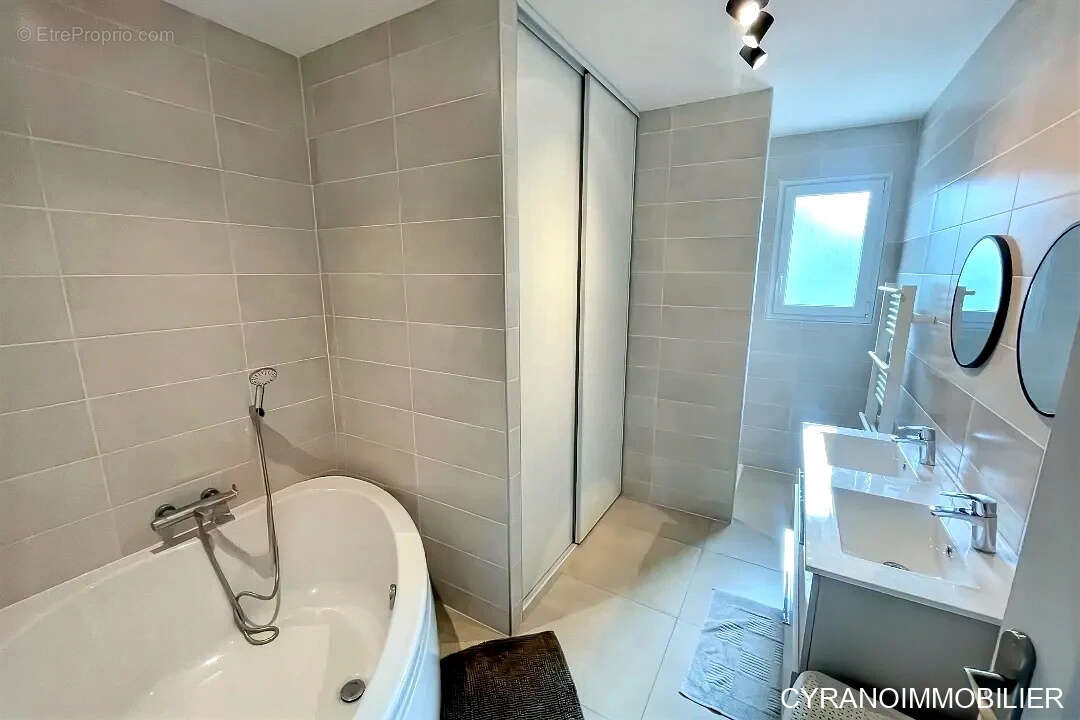 Maison à COURS-DE-PILE