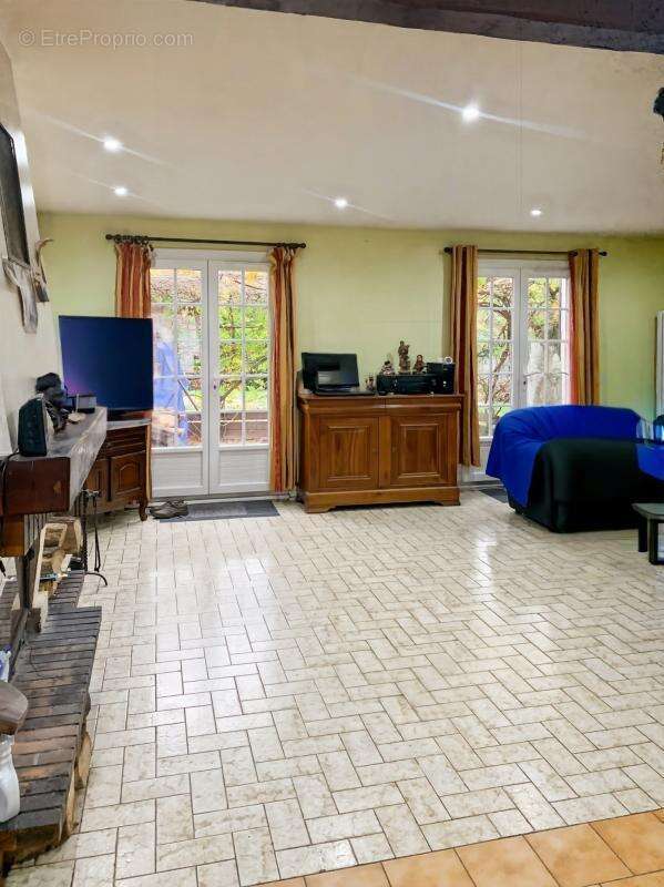 Maison à MARCILLY-EN-VILLETTE